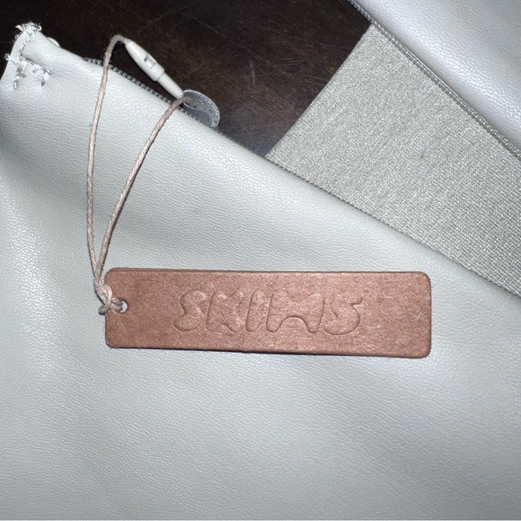 NWT-SKIMS Raw Cut Bodysuit Faux Leather- 4X Oyster - Picture 8 of 13